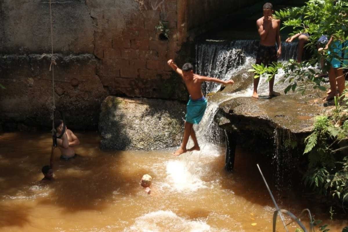 Jovens aproveitam as águas do Cercadinho para aliviar o calor em BH