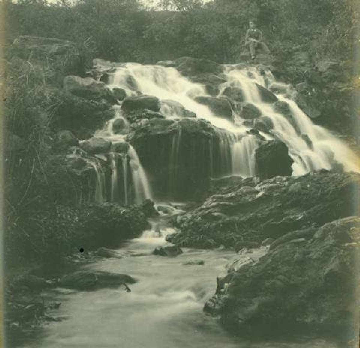 Foto antiga de uma cachoeira em Belo Horizonte