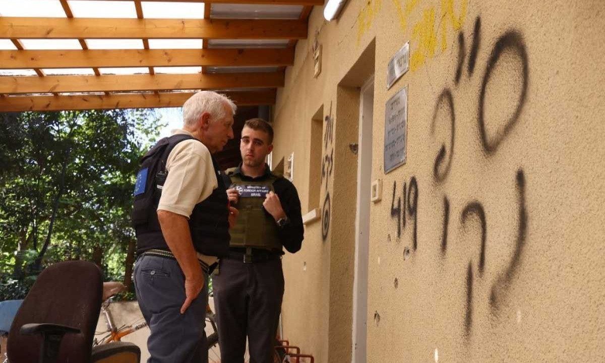  Chefe de Política Externa da União Europeia, Josep Borrell, entra em prédio do Kibutz Beeri, perto da fronteira com a Faixa de Gaza Palestina, atacado pelos terroristas do Hamas em 7 de outubro
    -  (crédito:  Kenzo TRIBOUILLARD / AFP     )