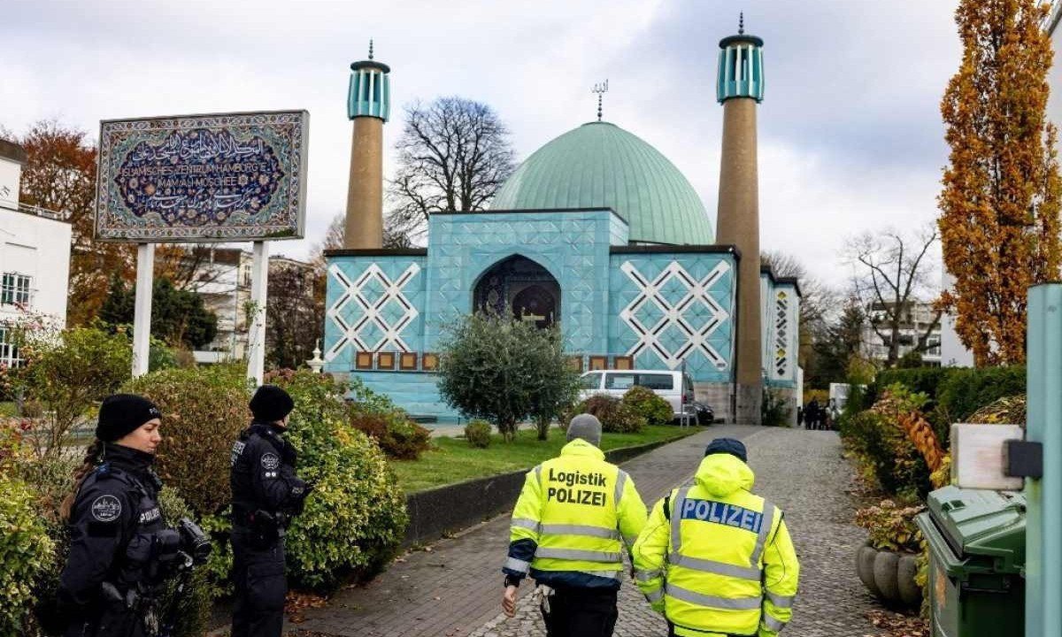 Policiais revistam a "Mesquita Azul", que abriga o Centro Islâmico de Hamburgo, durante operações em toda a Alemanha por suspeitas de ligações com o grupo terrorista Hezbollah
       -  (crédito:   Axel Heimken / AFP)