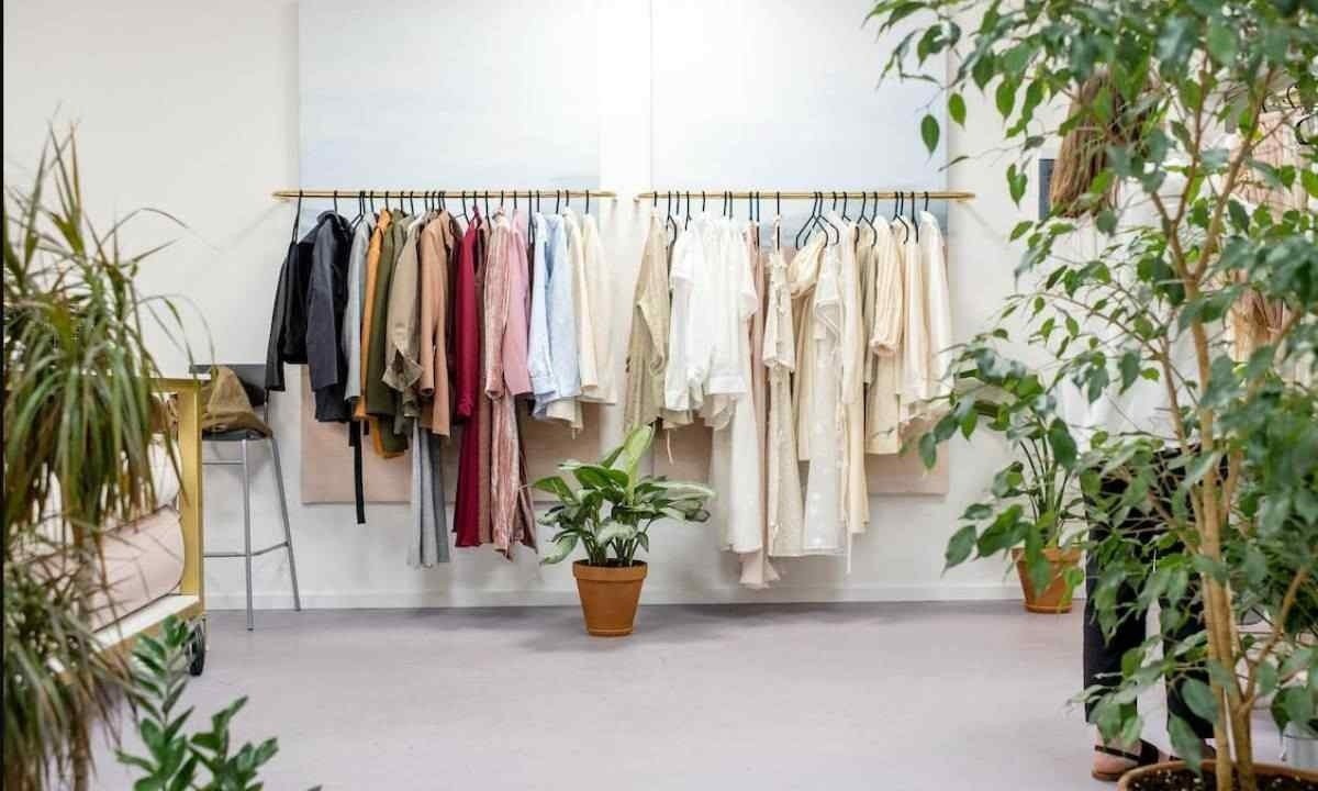 J&aacute; pe&ccedil;as sint&eacute;ticas, como poli&eacute;ster, acr&iacute;lico e nylon, ret&ecirc;m a transpira&ccedil;&atilde;o e podem deixar a roupa molhada -  (crédito: Reprodu&ccedil;&atilde;o/Pexels)