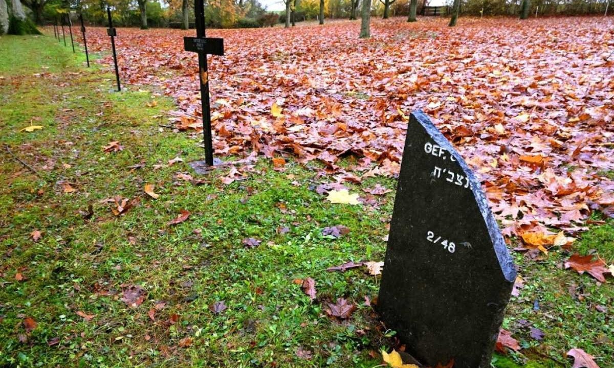 Túmulo profanado em cemitério alemão de vitimas da segunda guerra mundial na França
 -  (crédito:  FRANCOIS NASCIMBENI / AFP)