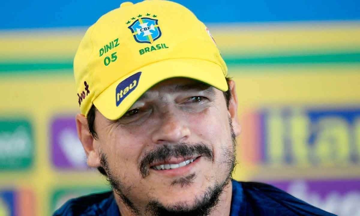 Técnico da Seleção Brasileira, Fernando Diniz é adepto ao futebol de toque de bola, tabela, drible e gol
 -  (crédito: Daniel RAMALHO / AFP)