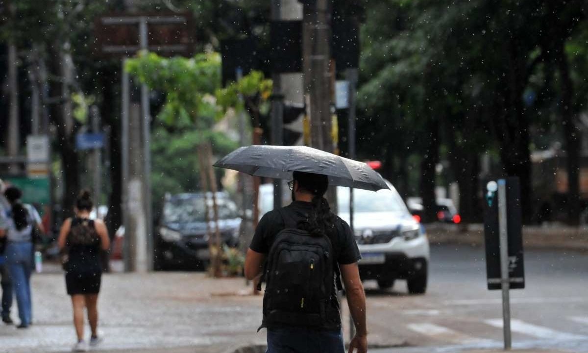 Chuva na tarde desta quinta-feira (16/11) na Avenida Getúlio Vargas, em Belo Horizonte -  (crédito: Gladyston Rodrigues/EM/D.A. Press)
