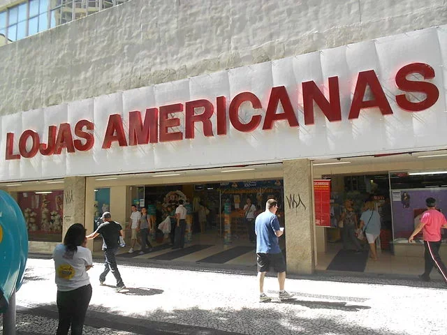 Ainda no “buraco”: Americanas registra prejuízo de R$ 12,9 bilhões - Eduardo P. wikimedia commons 