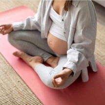Yoga e gravidez: como a prática pode ajudar no pré e pós-parto? Especialista explica - Freepik 