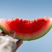 Onda de calor: descubra 5 frutas ricas em água e que ajudam hidratar - Juja Han/Unsplash