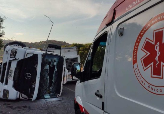 Carreta saiu da pista bateu contra mureta de proteção e tombou em seguida -  (crédito: Jair Amaral/EM/D. A. Press)