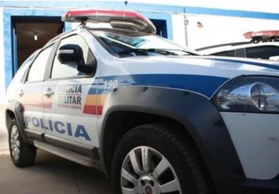 Polícia Militar encontrou corpo carbonizado na altura do número 221 da rua Dez, em Betim -  (crédito: Reprodução)