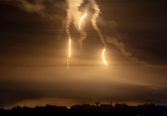 Foguetes de luz clareiam o céu de Gaza, onde conflito entre Hamas e Israel continua -  (crédito: Kenzo TRIBOUILLARD / AFP)