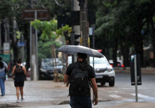 Chuva na tarde desta quinta-feira (16/11) na Avenida Getúlio Vargas, em Belo Horizonte -  (crédito: Gladyston Rodrigues/EM/D.A. Press)