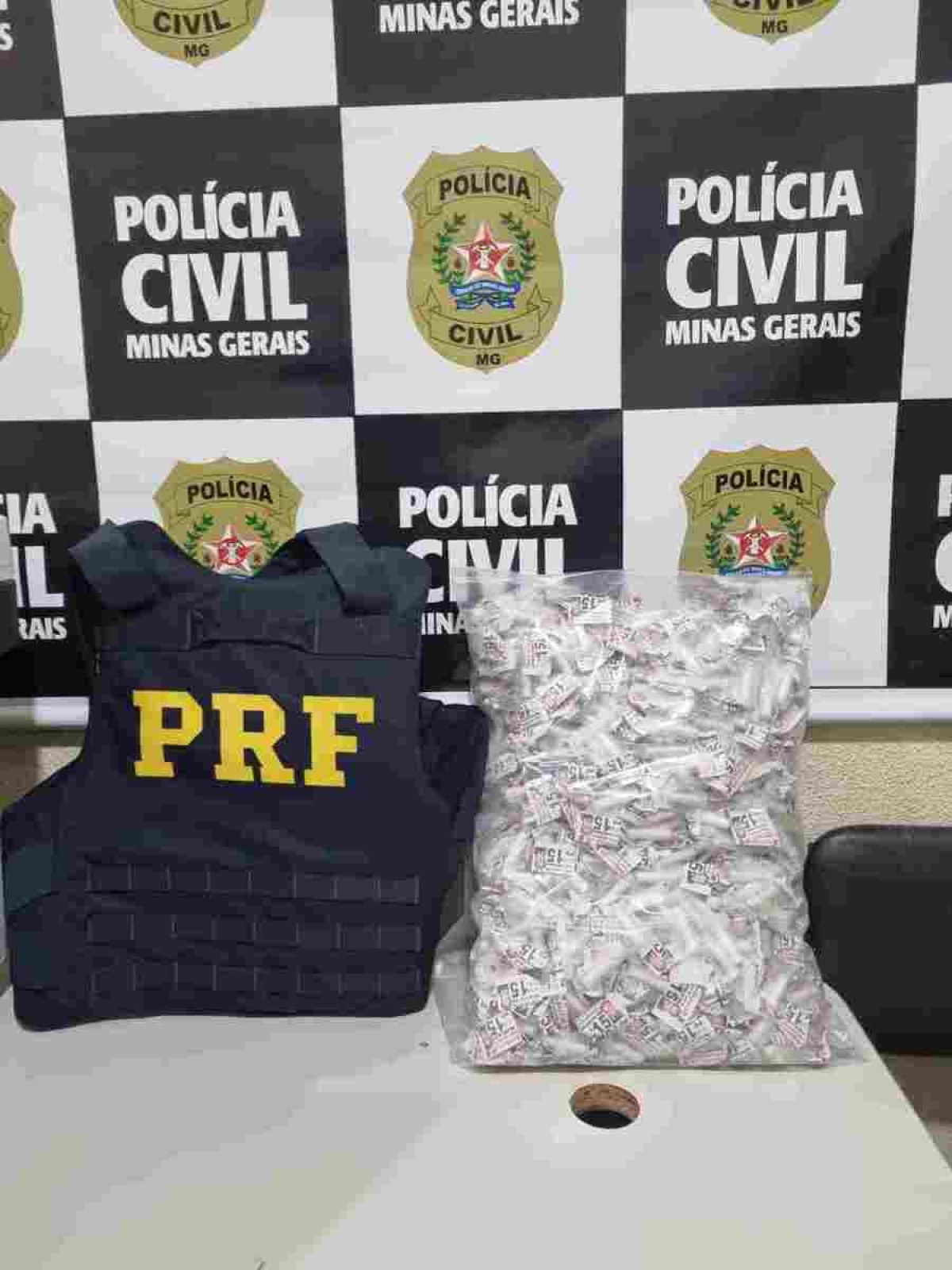 Dupla é presa transportando mais de mil pinos de cocaína do RJ para MG