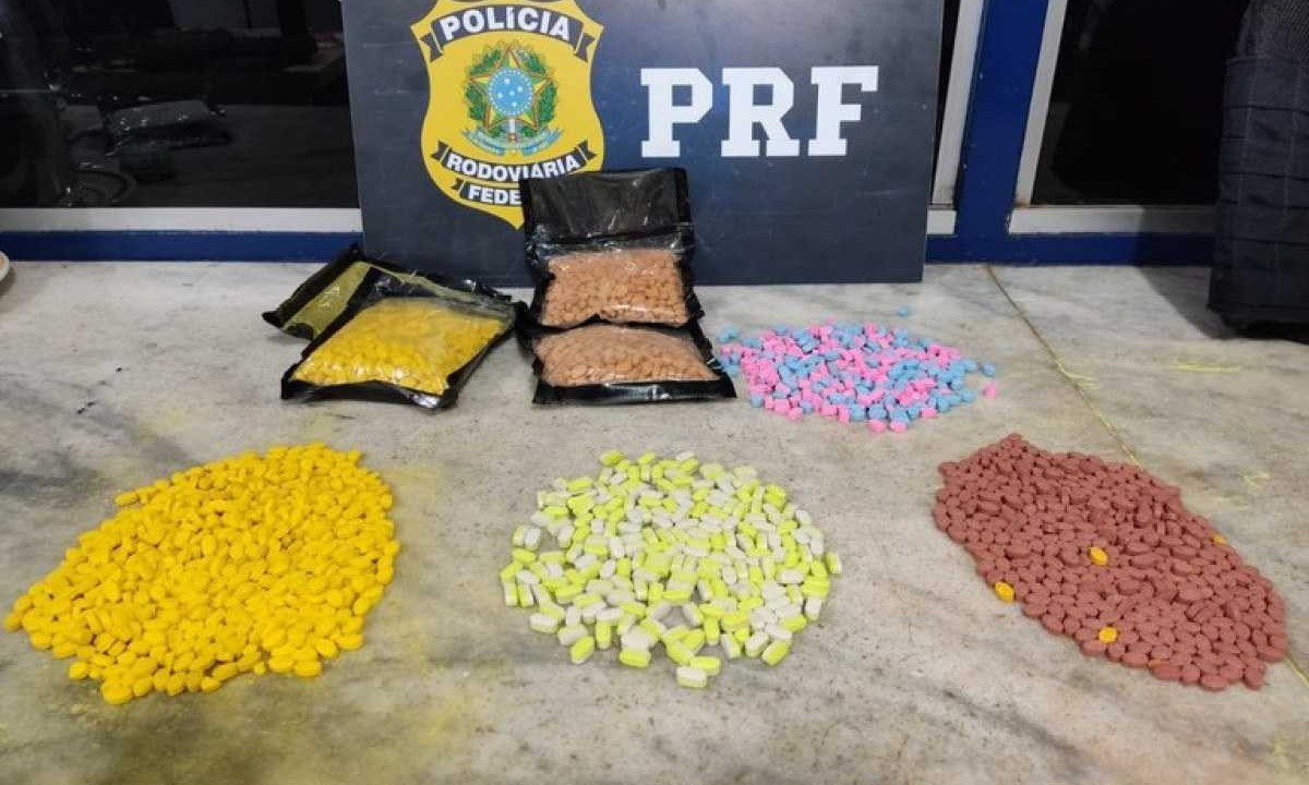 Suspeito de traficar comprimidos de ecstasy, preso em UberlÃ¢ndia, jÃ¡ tinha passagem pela polÃ­cia por cometer o mesmo crime -  (crédito: PRF / DivulgaÃ§Ã£o)