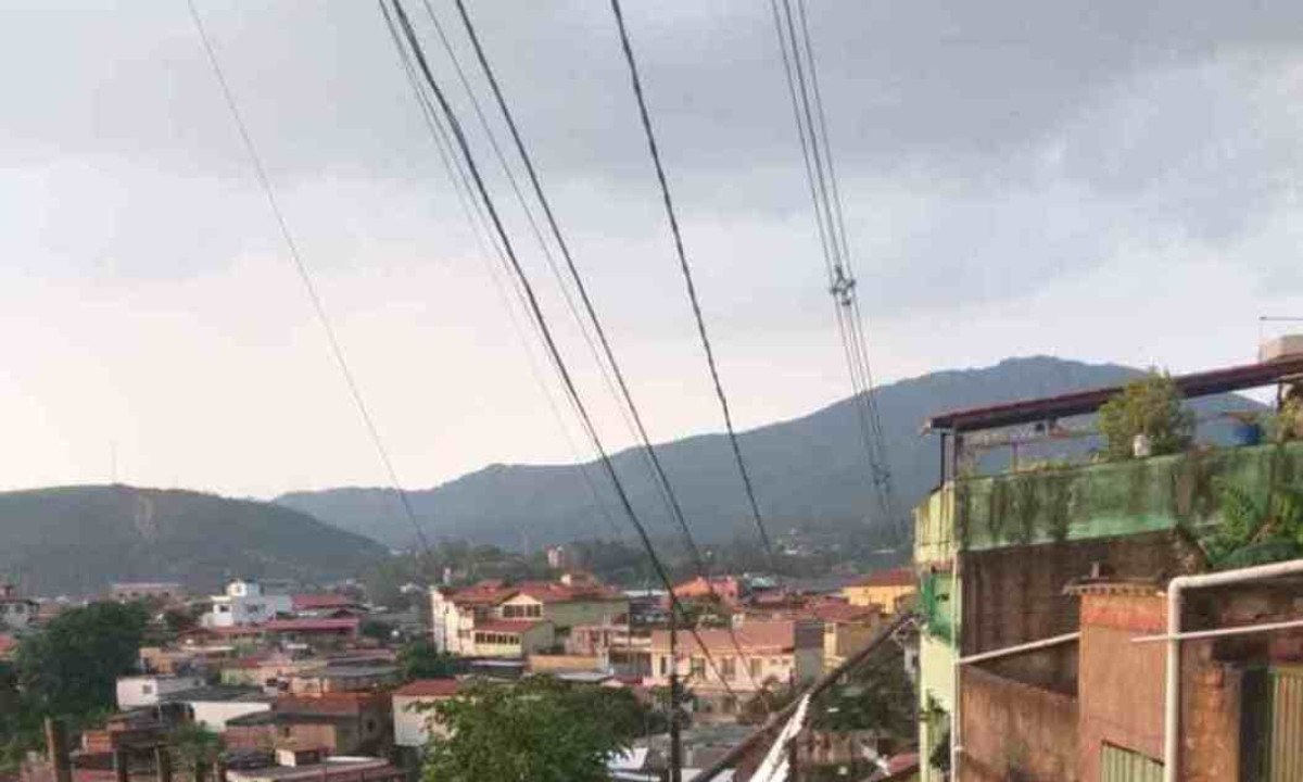 Chuva deixou rastro de destruição em diversas cidades. Na foto, estrutura arrastada pela chuva em Caeté, na RMBH -  (crédito: Reprodução/ Redes Sociais)