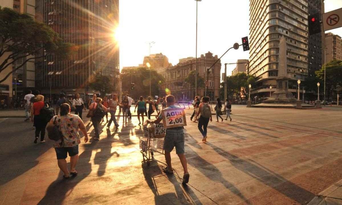 Na foto, imagem do forte calor em um dos pontos mais característicos de BH, a Praça Sete -  (crédito: Túlio Santos/EM/D.A Press)