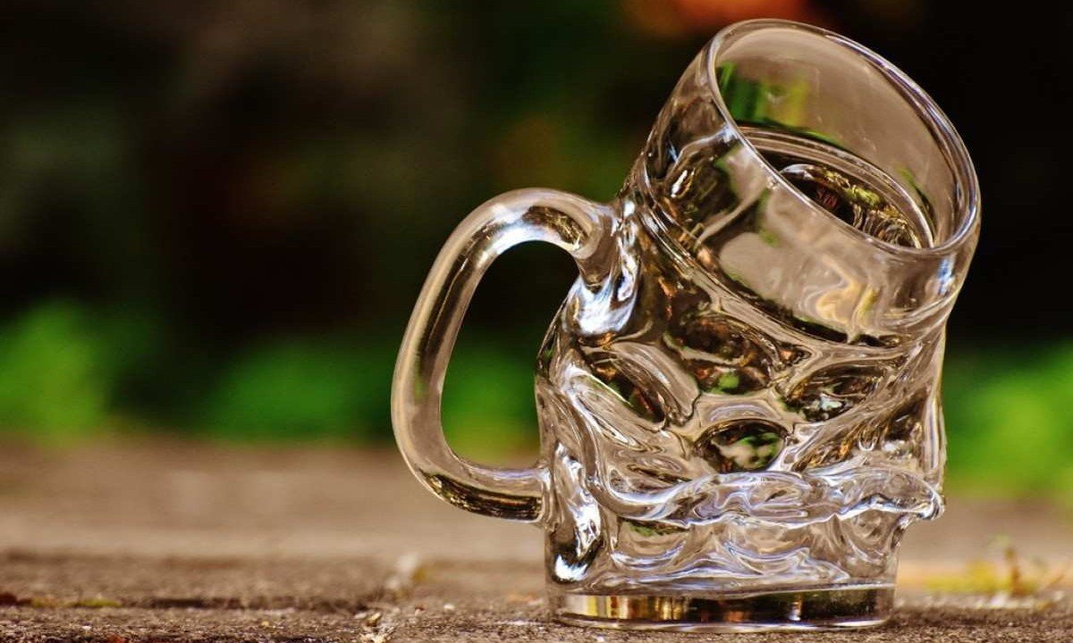 Imagem meramente ilustrativa de caneca de chope deformada -  (crédito: PxHere)