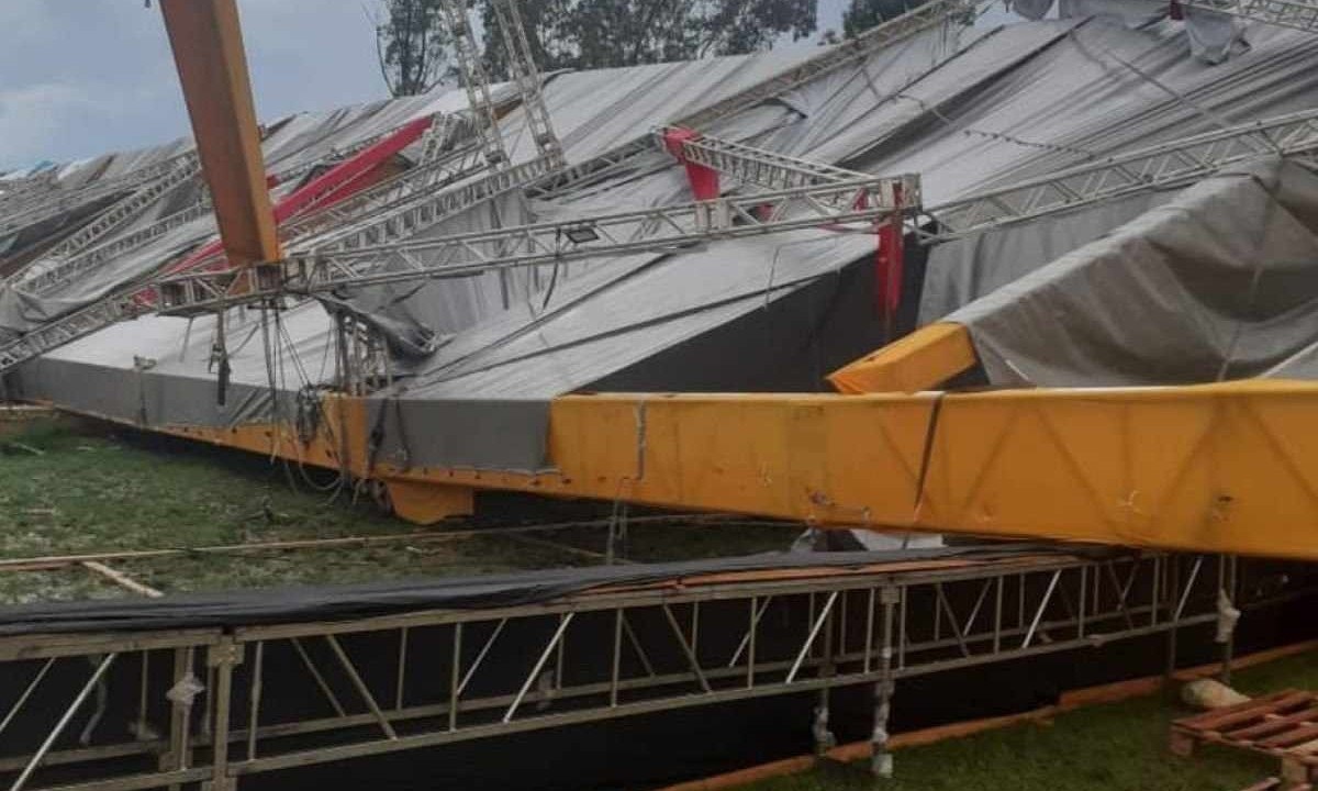 Imagens compartilhadas por moradores nas redes sociais mostram que durante a tempestade teve queda de árvores, inundações e casas ficaram destelhadas -  (crédito: Divulgação/arquivo pessoal)