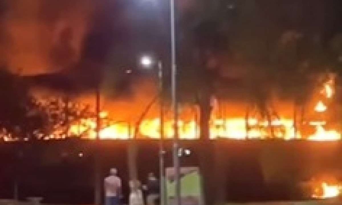 Corpo de Bombeiros controlou incêndio em academia na madrugada de hoje -  (crédito: Redes Sociais/Reprodução)