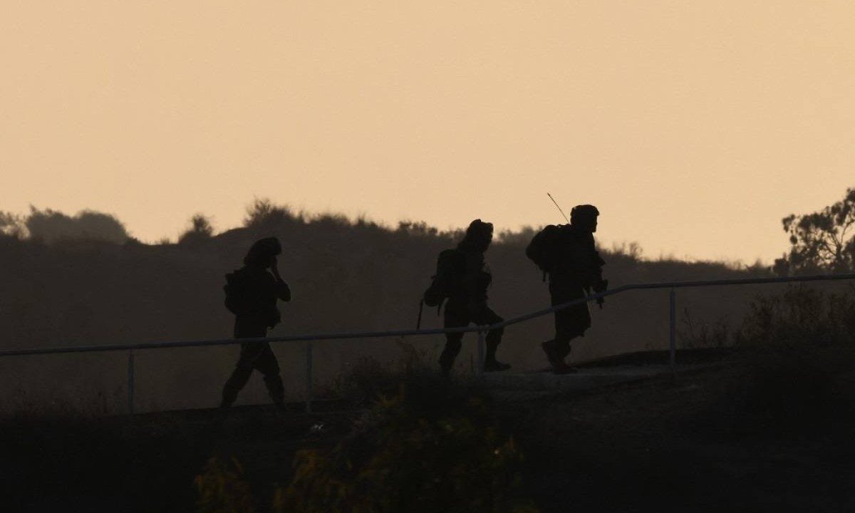   Soldados de Israel patrulham linha de fronteira do pa&iacute;s com a Faixa de Gaza     -  (crédito:   JACK GUEZ / AFP)
