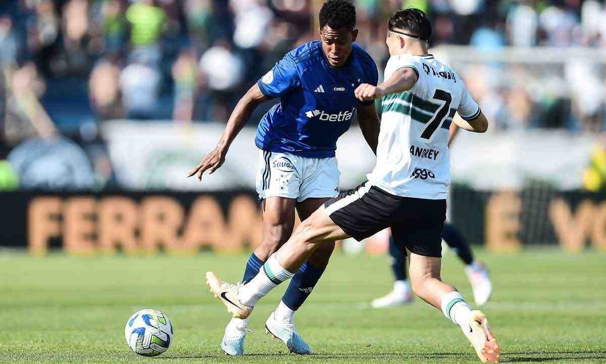 Mãos de gigante dos Spurs fazem tudo parecer pequeno