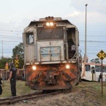 Vídeo flagra momento em que trem bate em ônibus no DF