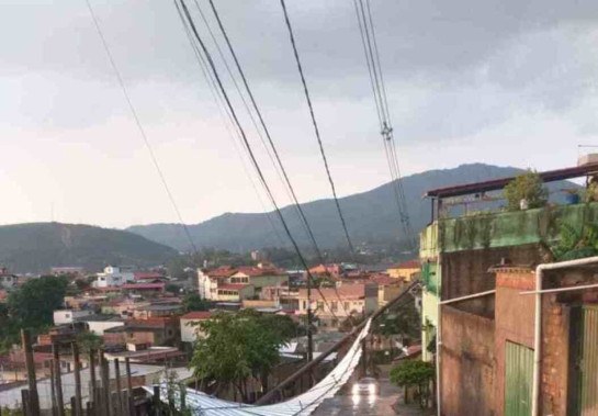 Chuva deixou rastro de destruição em diversas cidades. Na foto, estrutura arrastada pela chuva em Caeté, na RMBH -  (crédito: Reprodução/ Redes Sociais)