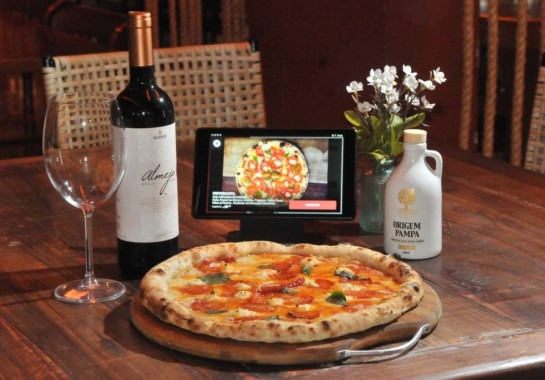 Os clientes da Carmnella, no Bairro Castelo, escolhem a pizza em tablets 
       -  (crédito:  Marcos Vieira/EM/D.A Press)