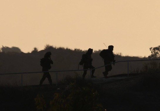   Soldados de Israel patrulham linha de fronteira do país com a Faixa de Gaza     -  (crédito:   JACK GUEZ / AFP)