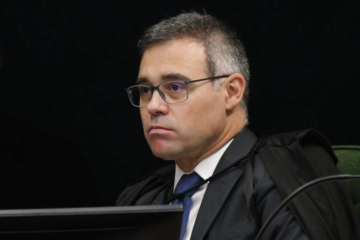 Mendonça rejeita ação contra Bolsonaro por compra de imóveis em dinheiro vivo