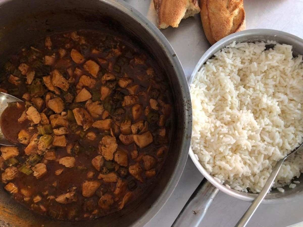 Refogado com alho, o arroz branco que acompanha o frango com quiabo leva o sabor de Minas Gerais para a França