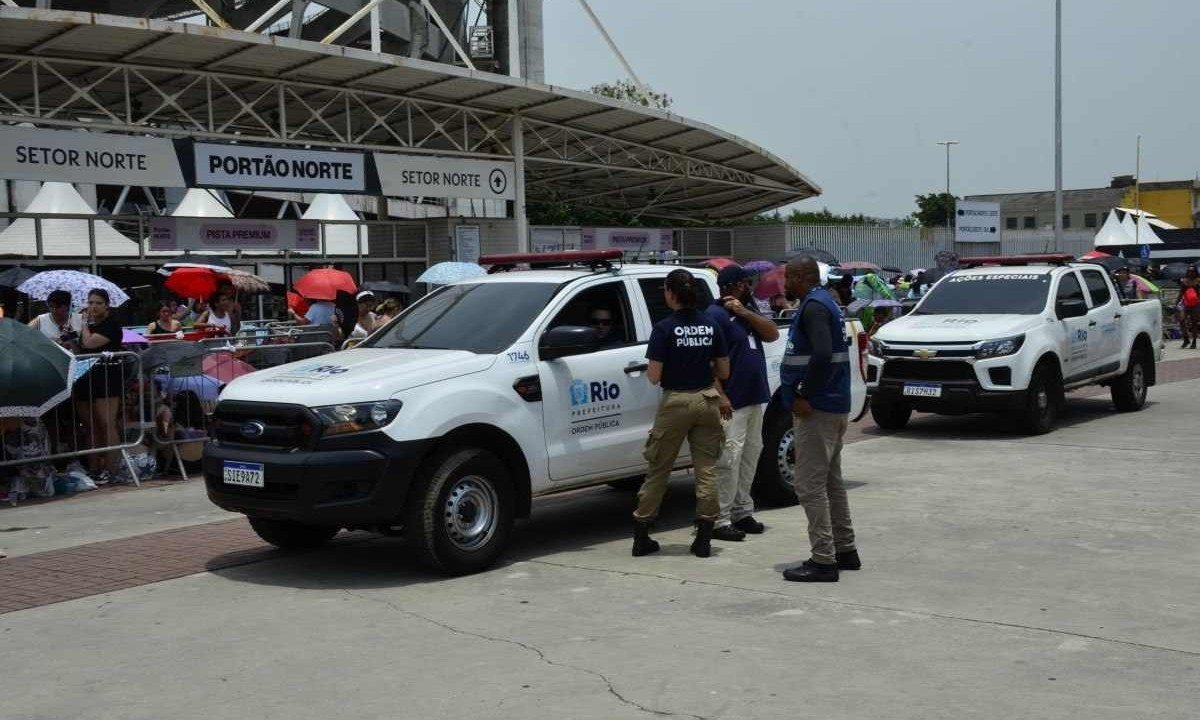  Carros de polícia no entorno do Estádio Nilton Santos, um dia depois que uma fã morreu logo no início do show de Taylor Swift -  (crédito:  Marcos Vidal/Futura Press/Folhapress)