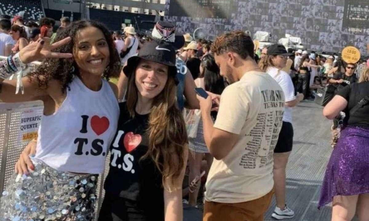 Ana Clara Benevides e Daniele Menin no estádio Nilton Santos para o show de Taylor Swift -  (crédito: Arquivo Pessoal)