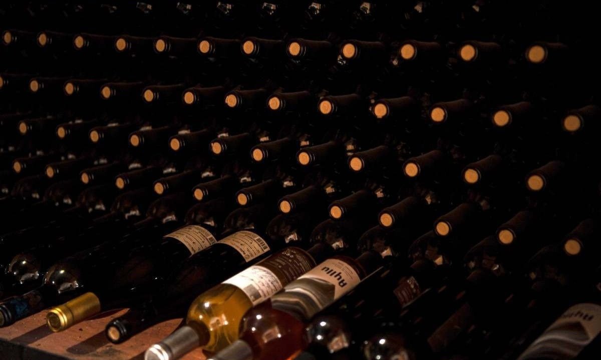  View of several bottles of Ayllu wine in the cellars of the commune of Toconao, in San Pedro de Atacama, Chile, on May 17, 2022. The Ayllu cooperative produces wine with grapes grown at almost 3,000 meters of altitude, with negative temperatures at night and exorbitant radiation during the day, in the arid soils of the Atacama desert. (Photo by MARTIN BERNETTI / AFP).
     -  (crédito:  AFP)