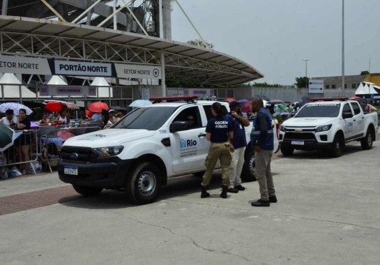  Carros de polícia no entorno do Estádio Nilton Santos, um dia depois que uma fã morreu logo no início do show de Taylor Swift -  (crédito:  Marcos Vidal/Futura Press/Folhapress)