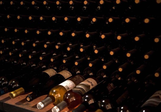  View of several bottles of Ayllu wine in the cellars of the commune of Toconao, in San Pedro de Atacama, Chile, on May 17, 2022. The Ayllu cooperative produces wine with grapes grown at almost 3,000 meters of altitude, with negative temperatures at night and exorbitant radiation during the day, in the arid soils of the Atacama desert. (Photo by MARTIN BERNETTI / AFP).
     -  (crédito:  AFP)