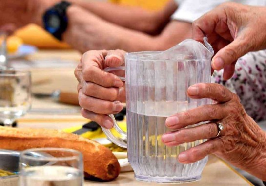 Mesmo que não manifestem sede nesse calorão, pessoas mais velhas precisam tomar líquidos e ter uma alimentação adequada -  (crédito: GEORGES GOBET/AFP)