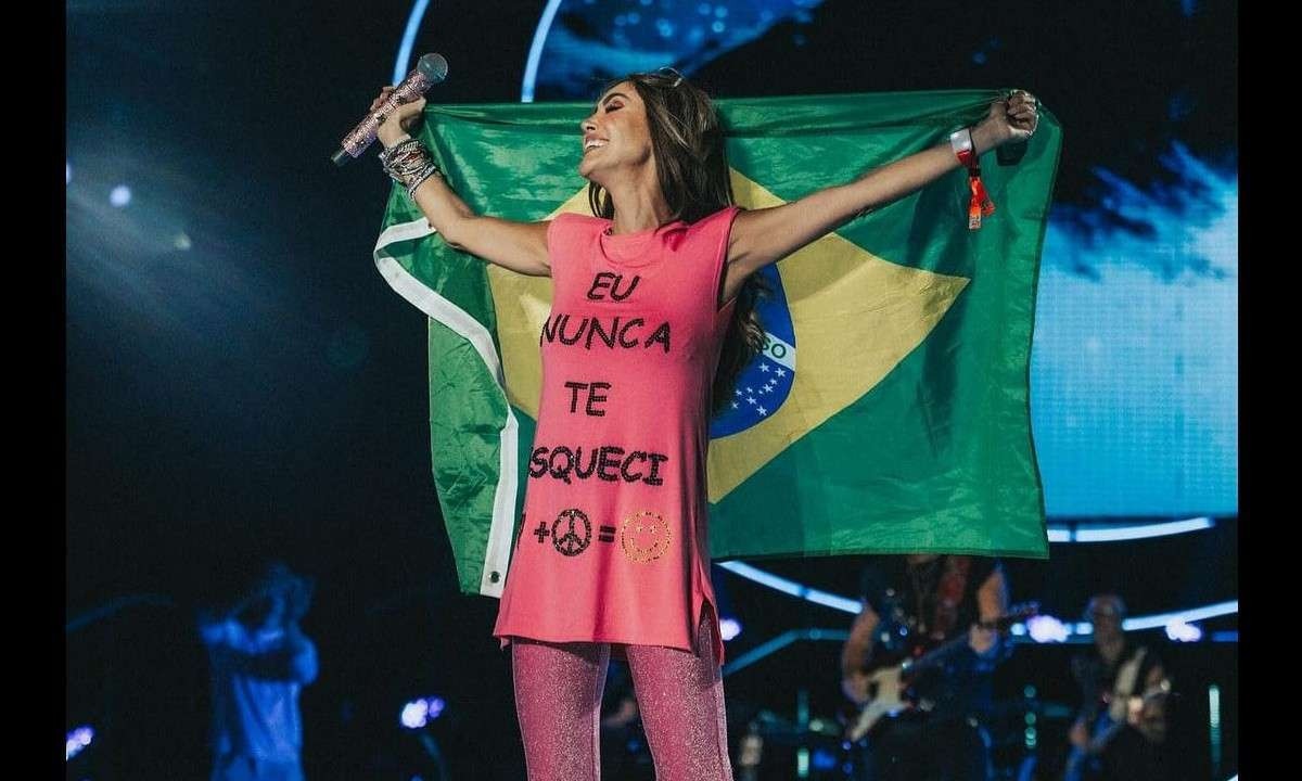 Abatida, Anahí diz que precisa ir ao hospital durante show do RBD em São Paulo
