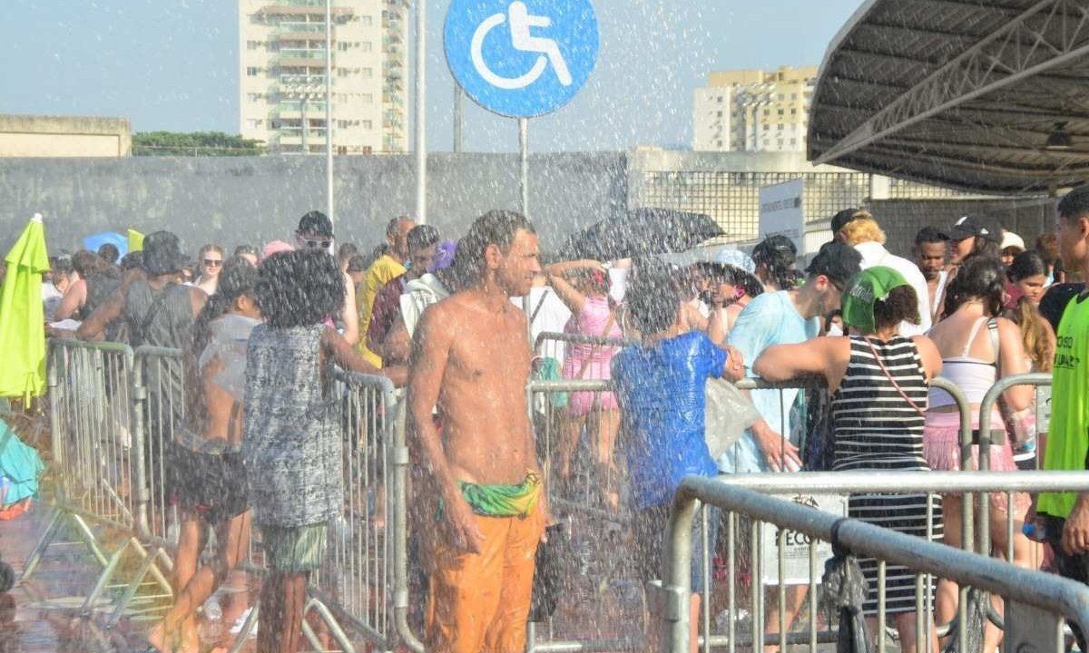  Fãs de Taylor se refrescam do lado de fora do estádio no RJ -  (crédito:  Fausto Maia/Thenews2/Folhapress)