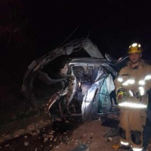 Motorista fica ferido após bater caminhonete em poste em Barbacena - Corpo de Bombeiros/Divulgação