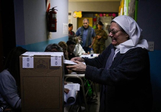  Uma freira vota em uma seção eleitoral durante o segundo turno das eleições presidenciais na Argentina, em Tigre, nos arredores de Buenos Aires -  (crédito:  REUTERS/Mariana Nedelcu/Folhapress)