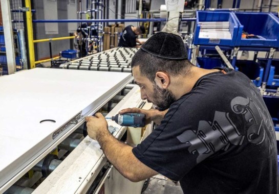  Operário de fábrica de portas de segurança em Israel prende parafuso; guerra afeta negócios no país -  (crédito: Economia israelense sofre os efeitos do conflito com o Hamas)