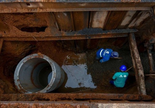 Dados oficiais mostram que 16% da população não têm acesso ao sistema de abastecimento de água -  (crédito: Miguel SCHINCARIOL/AFP)