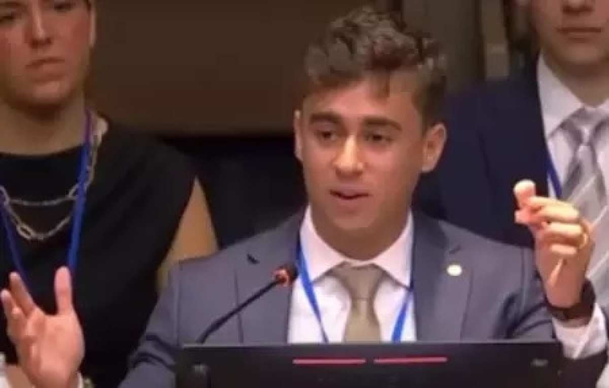 Com feto de plástico e discurso contra Lula; veja como foi a fala de Nikolas em sala alugada nas Nações Unidas
