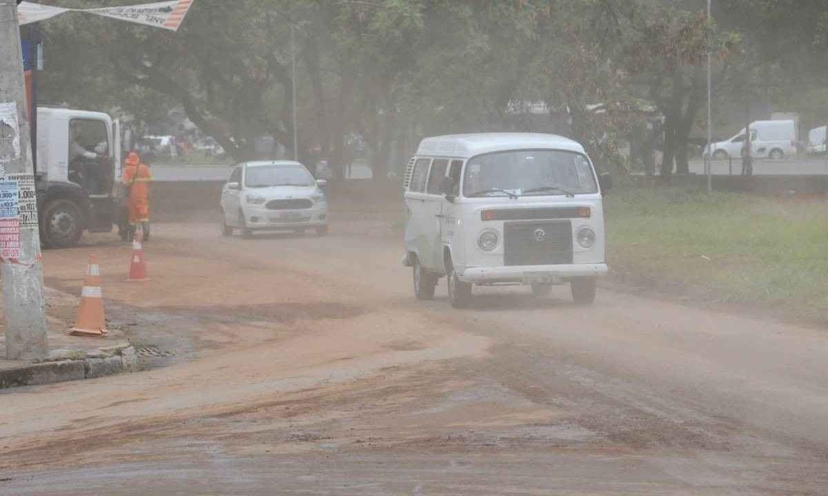 Imagem da Avenida Sebastião de Brito, bairro Dona Clara, em Belo Horizonte com lama e canteiros centrais danificados -  (crédito: Gladyston Rodrigues/EM/D.A Press)
