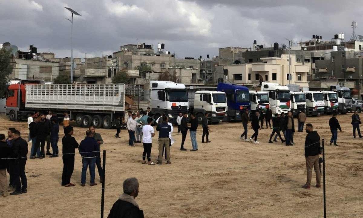  Comboio de ajuda que transporta um hospital de campanha jordaniano é visto estacionado à chegada a Khan Yunis, no sul da Faixa de Gaza, em 20 de novembro de 2023, depois de atravessar a fronteira de Rafah com o Egito -  (crédito: Mahmud HAMS / AFP)