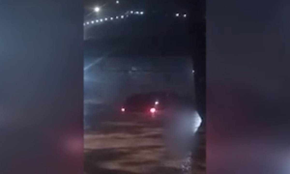 Carros que estavam estacionados foram arrastados pela força das águas -  (crédito: Reprodução/Redes Sociais)