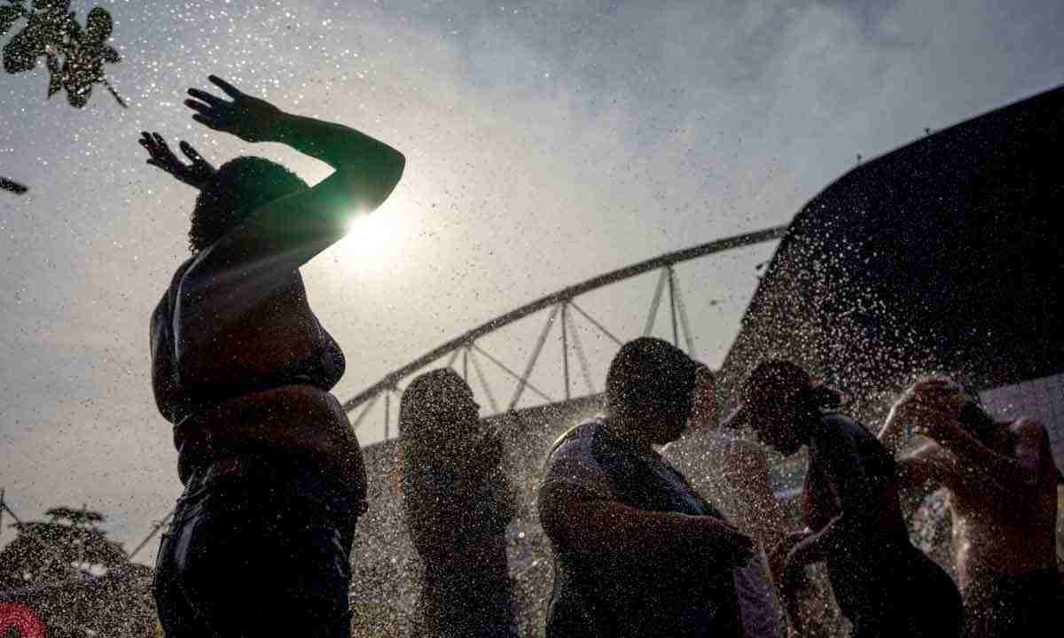 Fãs de Taylor Swift se refrescam na espera por show de sábado, que acabou sendo cancelado - (crédito: Tercio TEIXEIRA / AFP)