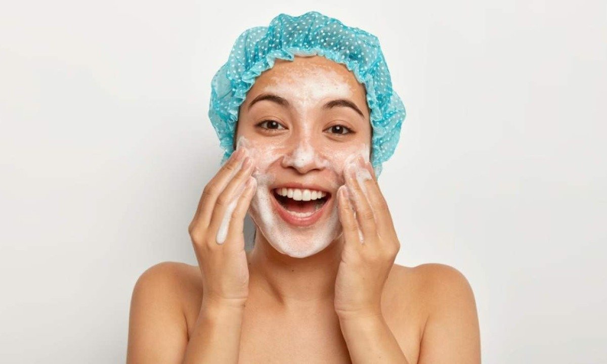 A pele, assim como todos os outros órgãos do corpo humano, necessita de hidratação constante para desempenhar suas funções corretamente, permanecer saudável e com viço -  (crédito: wayhomestudio/Freepik)