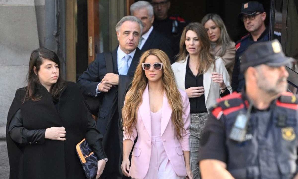 Shakira  na saída do tribunal, na Espanha, acompanhada de advogada -  (crédito:  Josep LAGO / AFP)