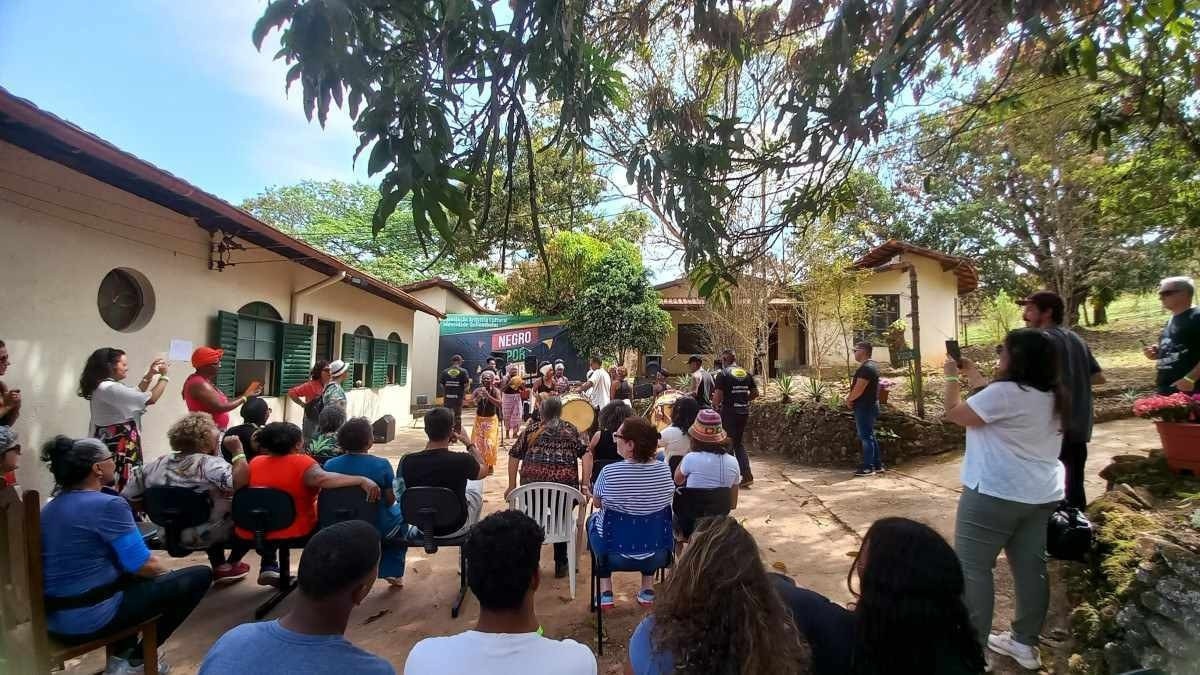 No Quilombo Rodrigues, em Brumadinho, visitante participam de oficinas de música e dança . Apresentação do Grupo Negro por Negro se destaca
